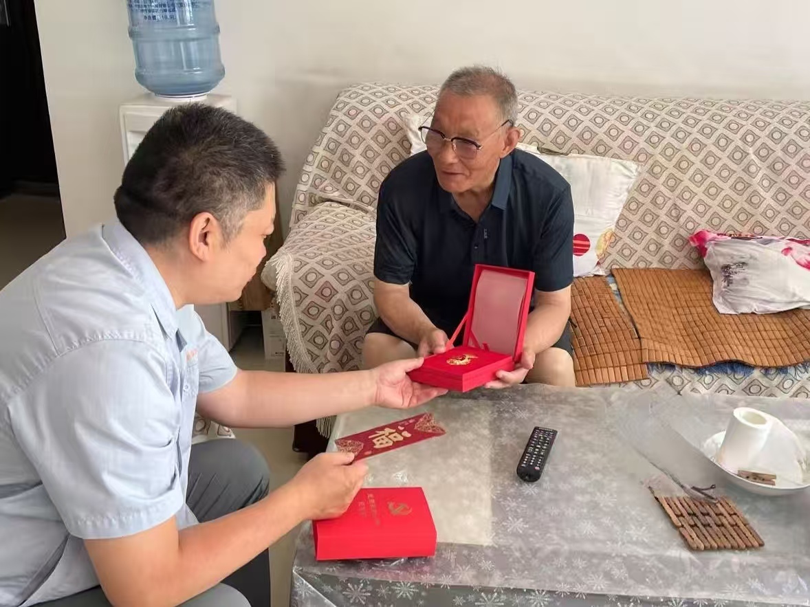 公司為老黨員頒發(fā)“光榮在黨五十年”紀(jì)念章
